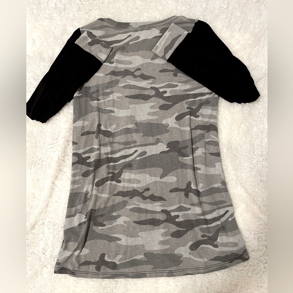 Camo accent long sleeve top - Picture 2 of 2